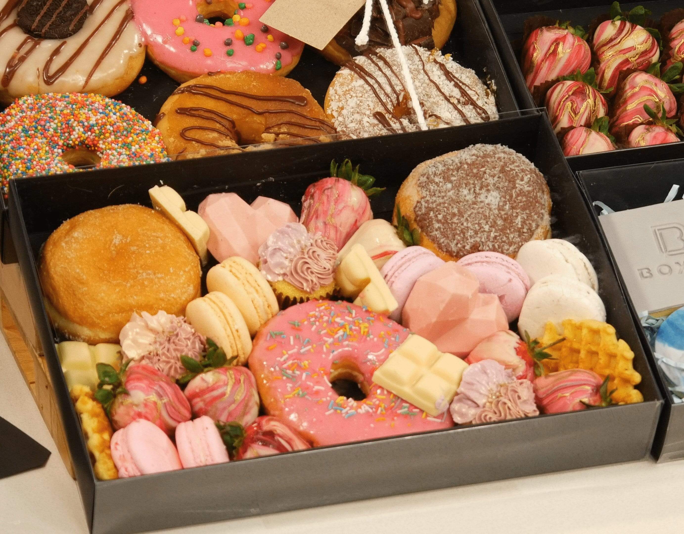 25.5 x 17.5 x 5cm Large Cookie Dessert Box with Clear Slide Cover - Black Designer Range