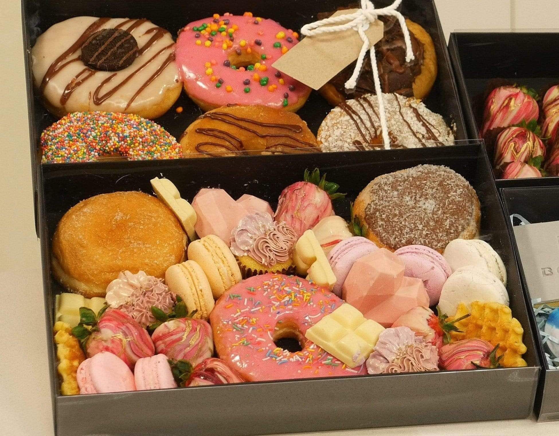 32 x 23 x 5cm X-Large Cookie Dessert Box with Clear Slide Cover - Black Designer Range
